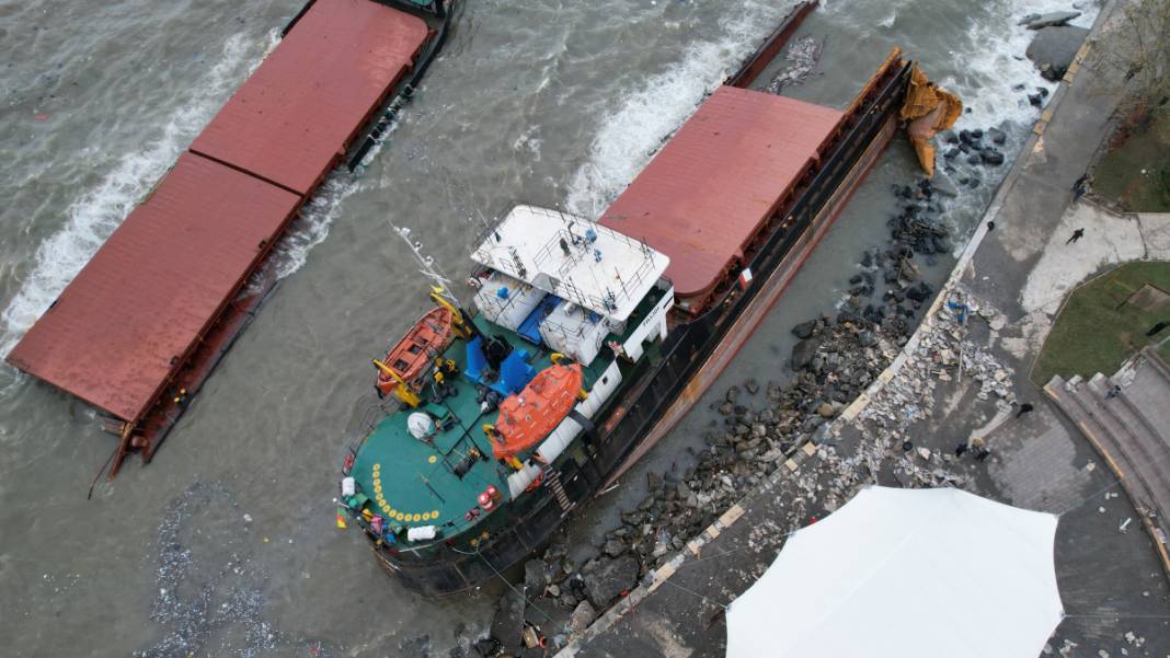 Fırtına Zonguldak'ta felaketi yaşattı! İkiye bölünen gemi böyle görüntülendi 3